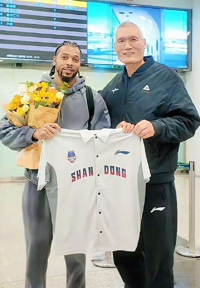 鲍威尔杯赛打的很棒，带挡拆投三分给山东球迷带来了“版本答案”般的体验。结果常规赛