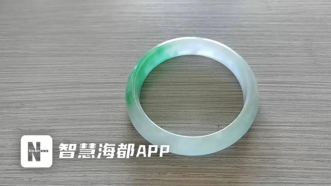 福建福州，女子逛工艺美术展，分别在两家摊位上看上了个1000块的镯子，和600块