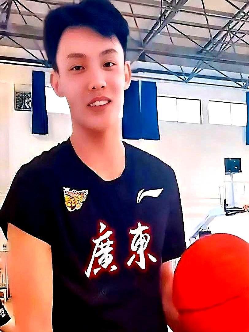 别再替徐杰的“童工合同”鸣不平了。当球迷还在心疼他的工资时，人家转头就开上了