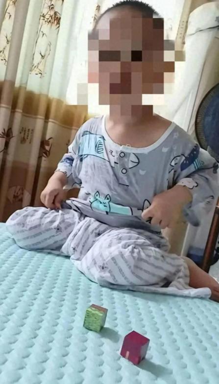 8月27日西安晚报消息，两岁小男孩顺着幼儿园的门缝悄悄溜了出去！妈妈上楼递交材料