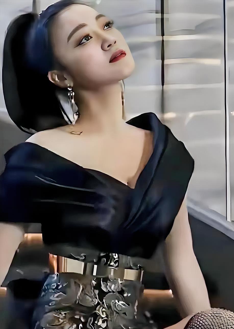 玖月奇迹离婚后，王小海销声匿迹，王小玮却一路弹进了格莱美。当年两个人并肩站在