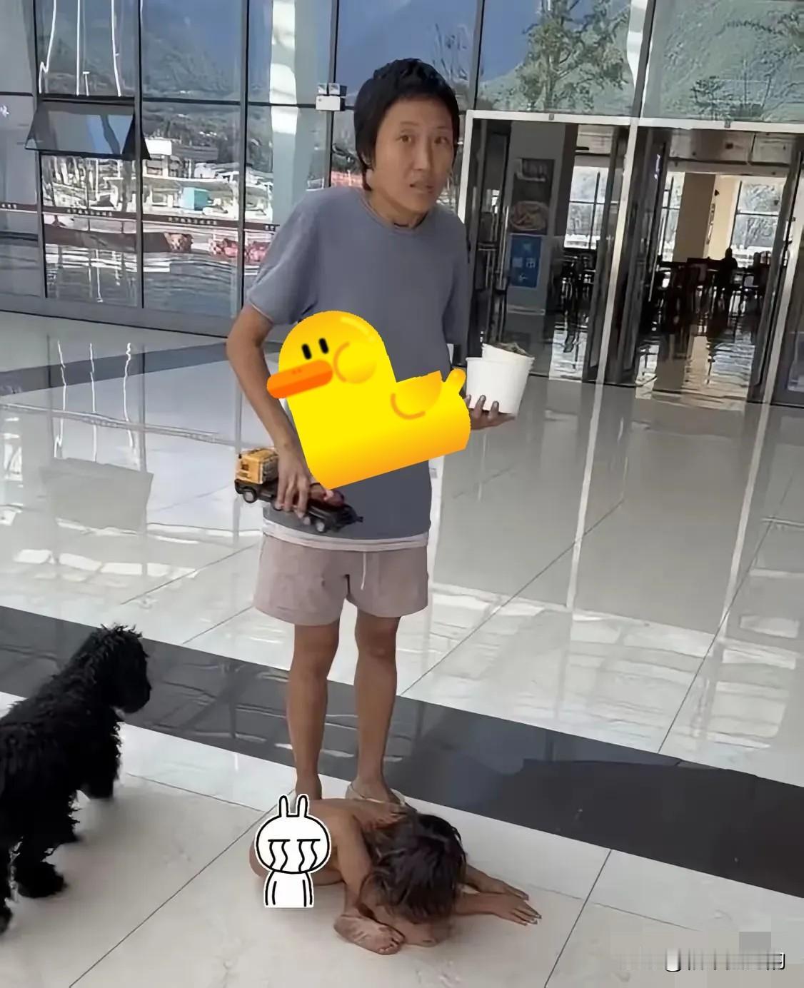相比较说孩子是野人，只是我觉得这个妈妈才更可疑不是吗？这位妈妈的状态非常