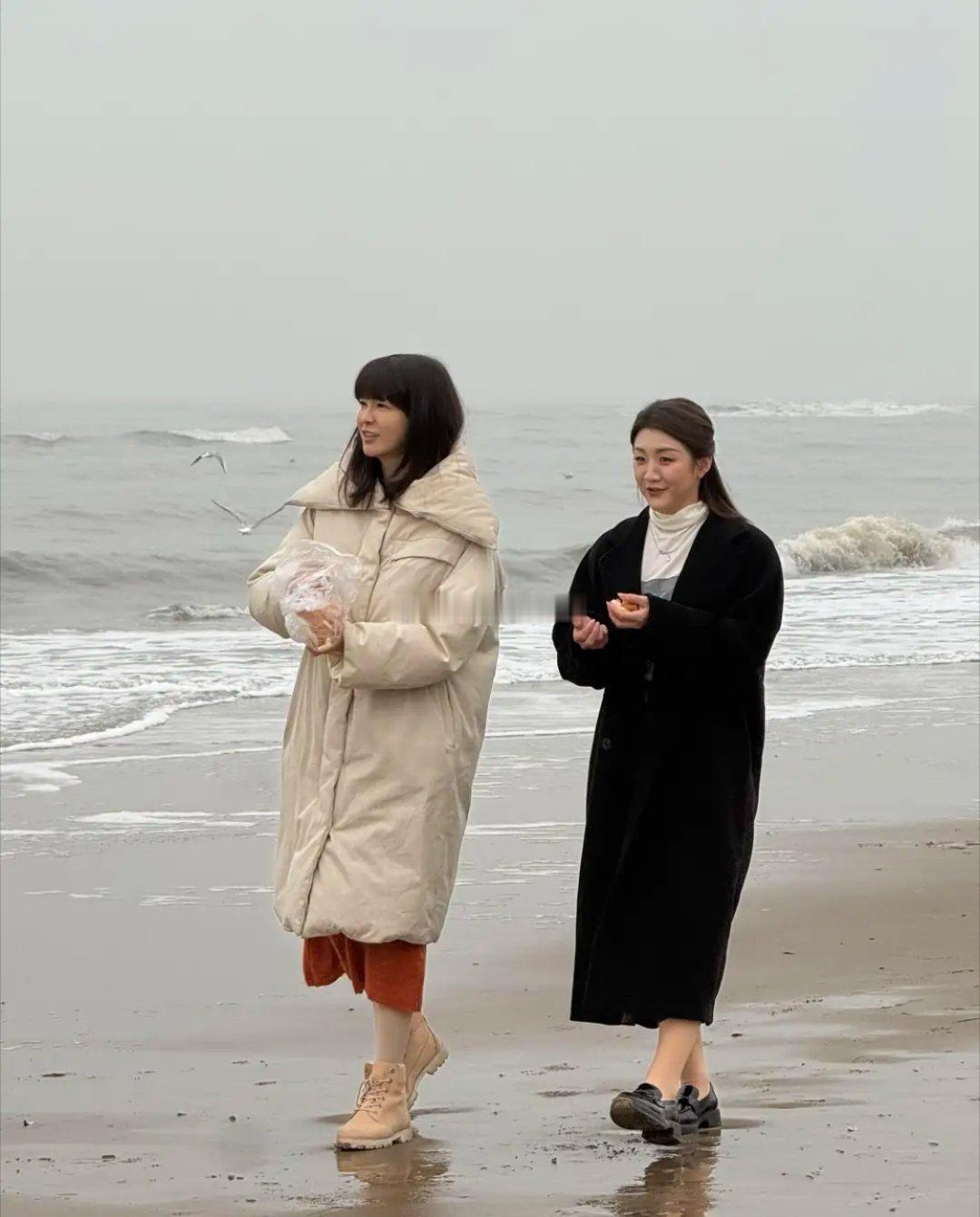 陈梦在阿那亚被偶遇，身着黑色大衣搭配半披发，优雅迷人，生图下状态极佳，气质出众。