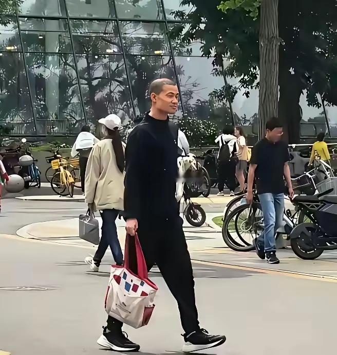 北京大学人才济济，韦东奕走在北大校园里毫不起眼，91年出生的他今年才35岁，已经