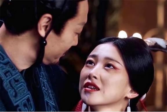 公元前238年，一天等赵姬疲惫的睡下，嫪毐起身拉着一个侍女走进密室，在密室中他轻