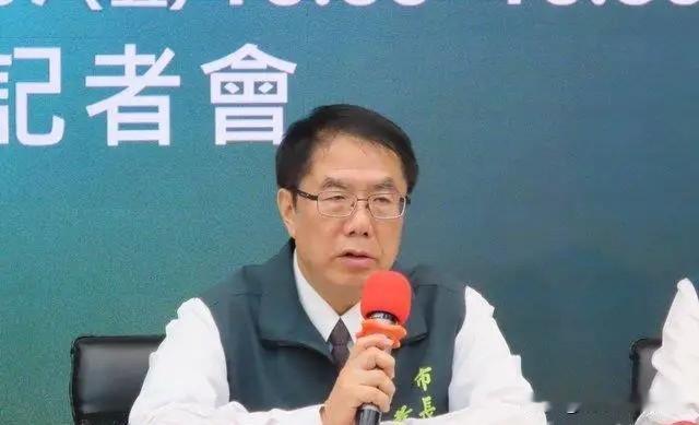 为了“钱程”，这对兄妹够拼的！真的很意外，黄伟哲居然从台南跑到台北，召开记者