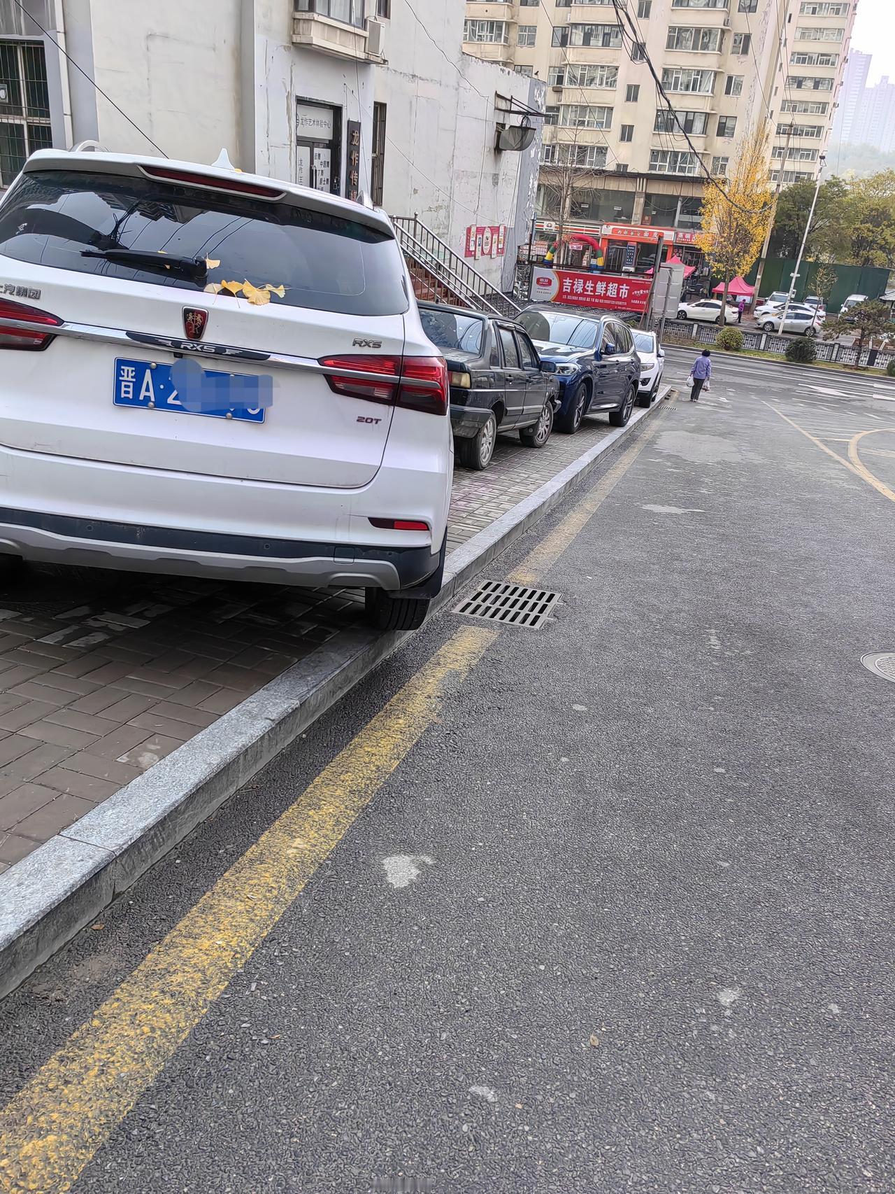 整治违停与违停，依然互不相干到底是车位缺乏，还是素质缺乏，或者是管理缺位；