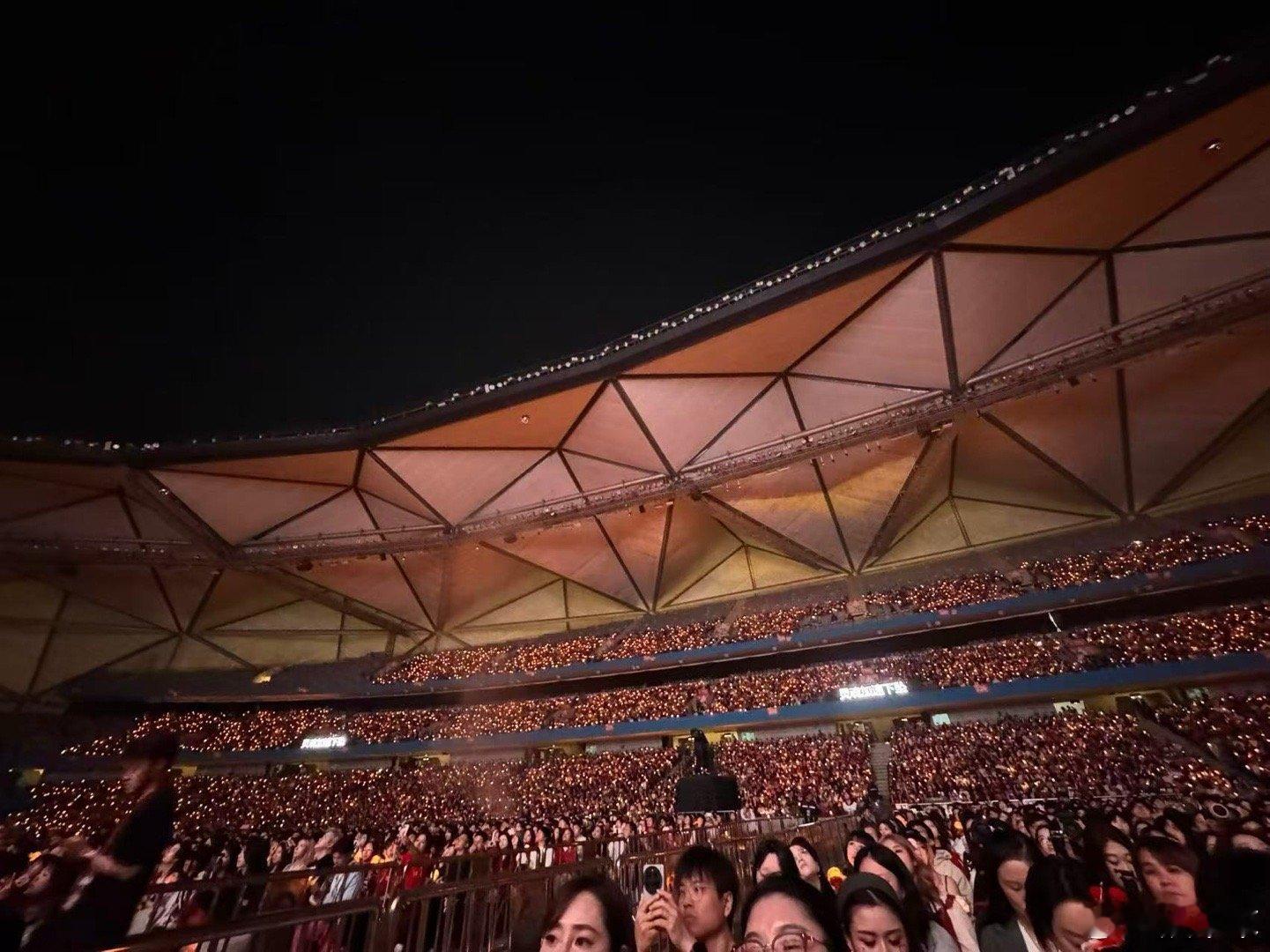 华晨宇顶流梯队常青树站在山顶俯瞰华晨宇演唱会现场，满场人潮涌动，欢呼声、歌声交