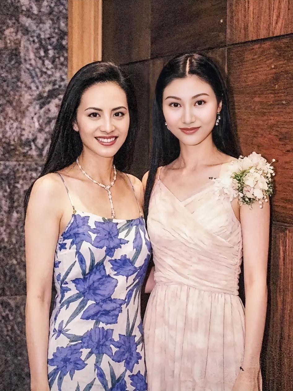 一张老照片，认出了李嘉欣，却没认出和她合影的美女是谁，这颜值和气质都超过了李嘉欣