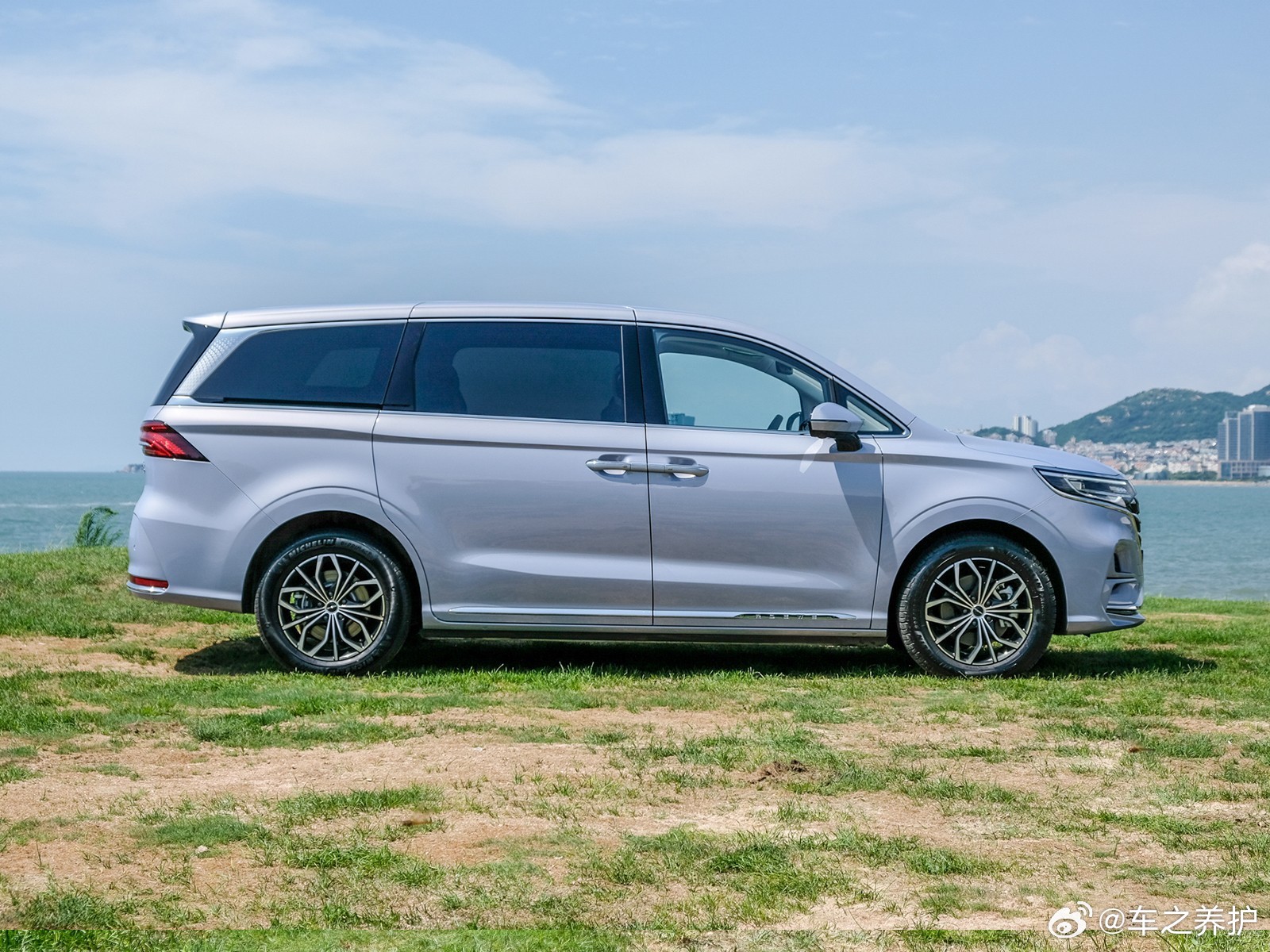 2026纯电车保值率排行榜：特斯拉包揽前三，阿维塔12挤进前五随着纯电动车型市场