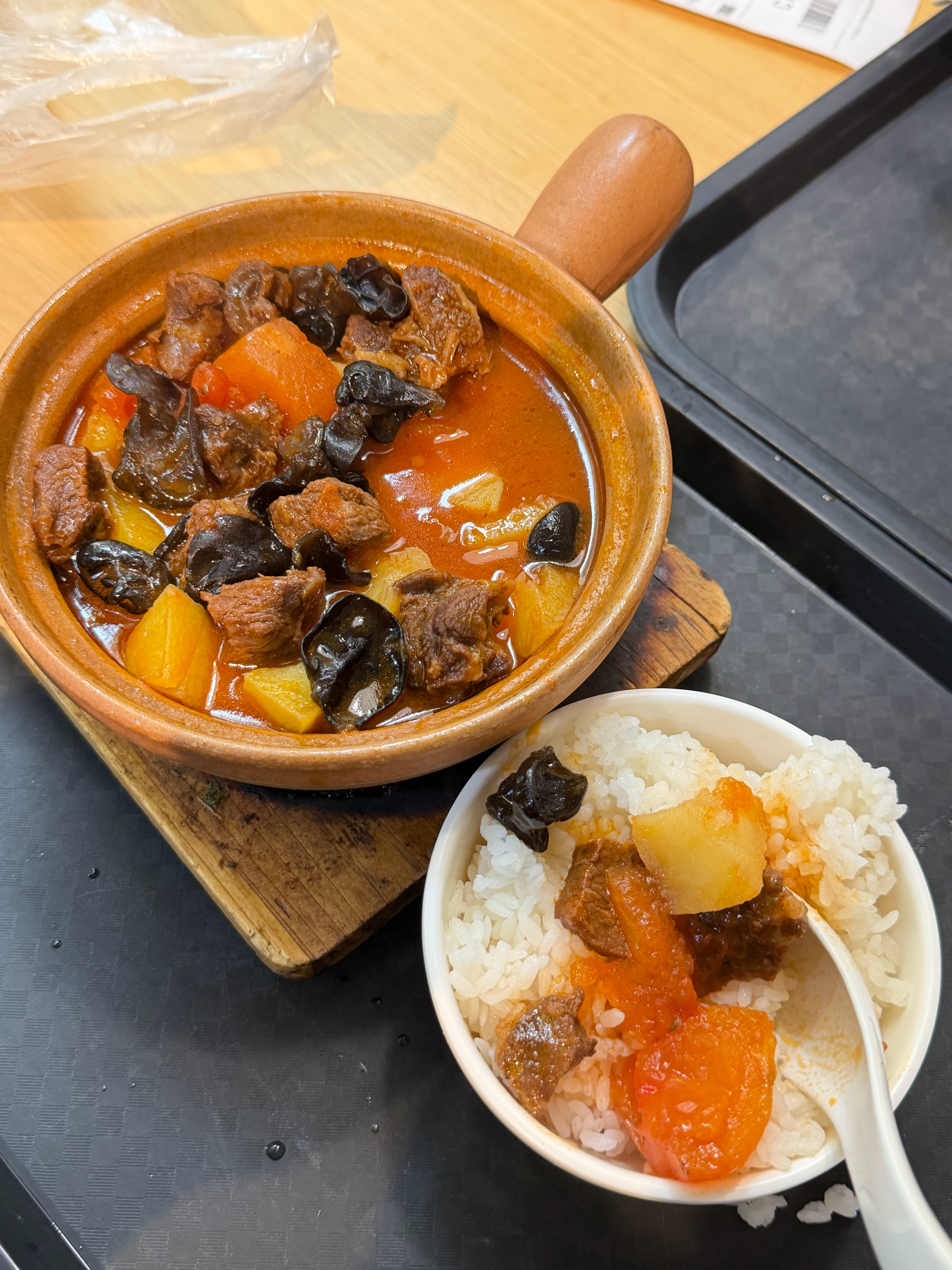 常来的健身房楼下有个食堂，这样一份砂锅才20左右，现泼油辣子能把人香迷糊了，手工