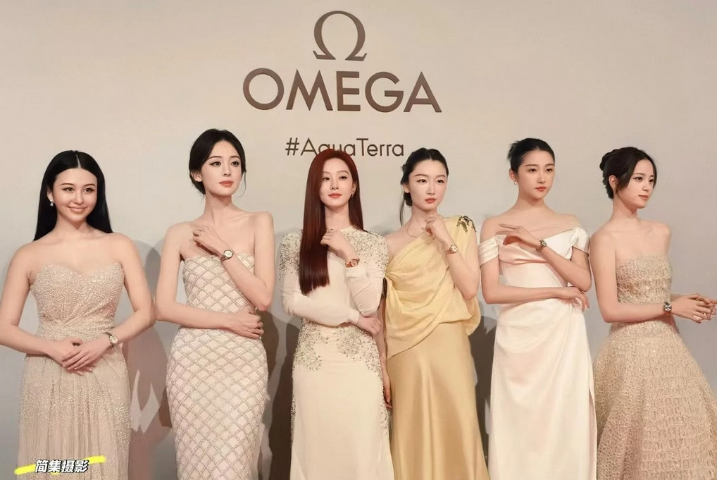 果然有女人的地方就有比美。某品牌活动上，五位美女明星同台宣传。一眼望去，