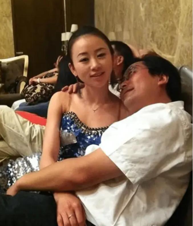2013年，前电视台主持人纪英男实名举报国家档案局原副司长范悦，称其隐瞒已婚事实