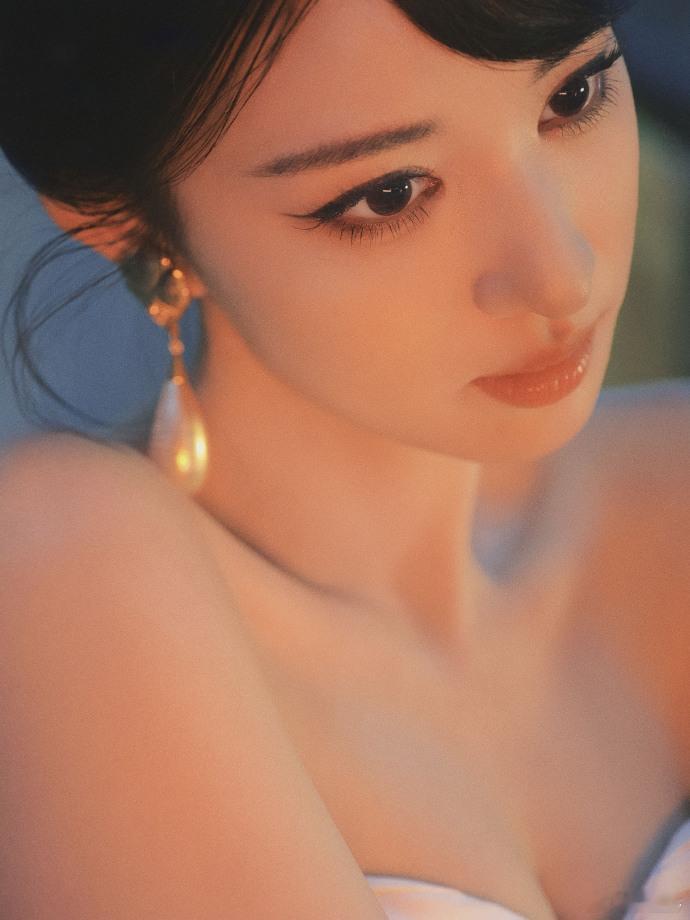 王楚然珍珠抹胸白裙王楚然珍珠抹胸白裙有一种温润的美丽了呀，非常的有质感，同时