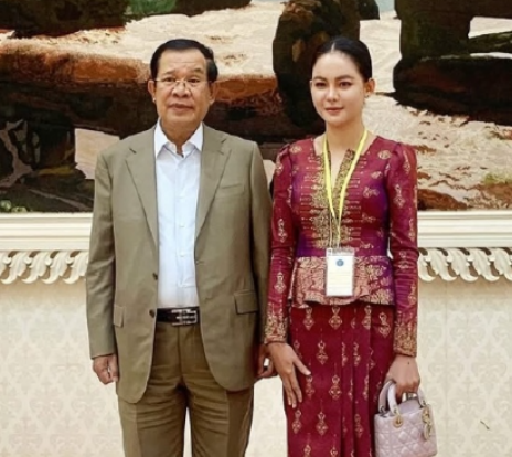 再漂亮也没用！洪森忍痛撤掉神秘女子：身份曾令人大吃一惊2025年8月3日，洪