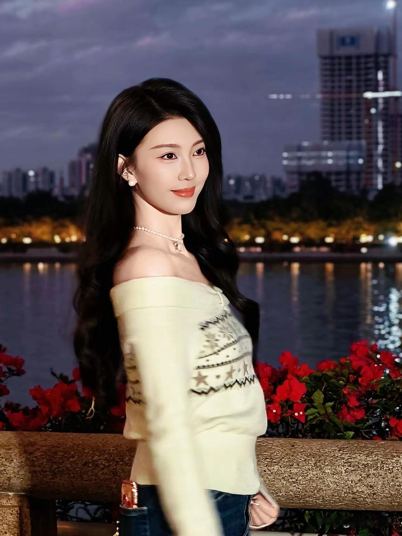 夜色是魔都的第二层皮肤，幽深而浓稠，温柔地覆盖着城市的轮廓。美罗城的球形大屏像失