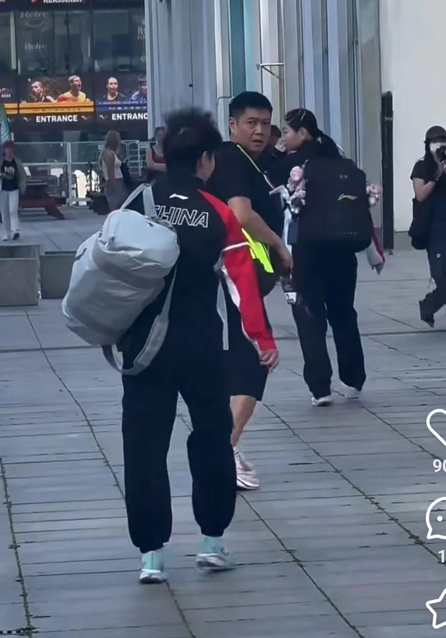 邱导带着莎莎和佳佳上训了。邱导回头：走快一点，赶不上班车了；莎莎：来了（加快