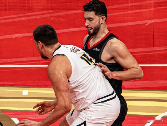 被打爆了！帕金斯谈申京：“申京今天被约基奇打爆了，完全不是其对手。”“申