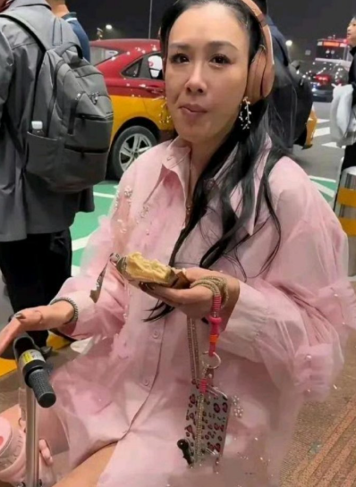 没有滤镜下的钟丽缇，容貌太真实了，我们的大美女，无滤镜一样出彩​​​