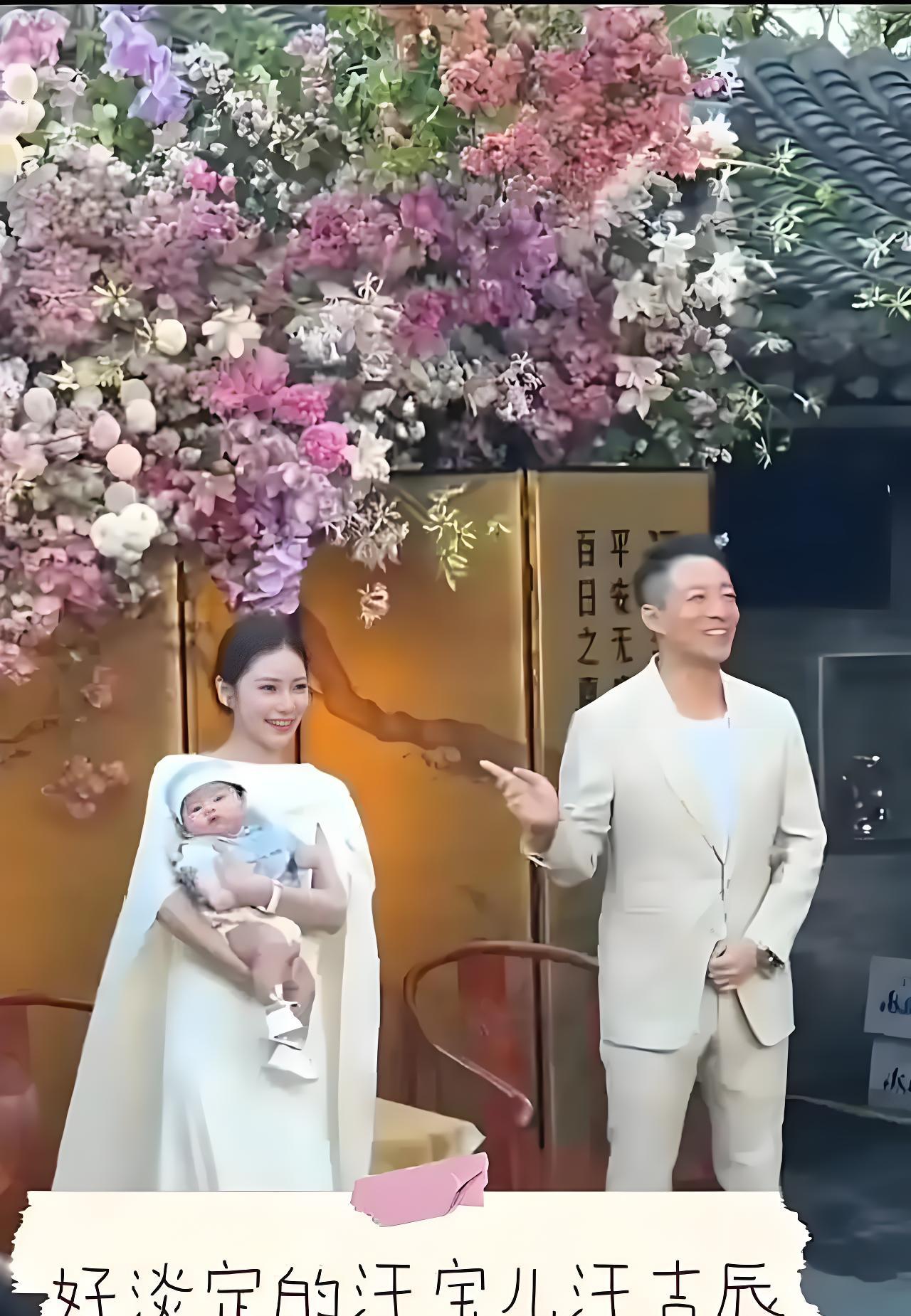张兰终于抱上孙子了近日汪小菲在北京被小儿子汪吉辰办百日宴，作为奶奶的张兰也在现