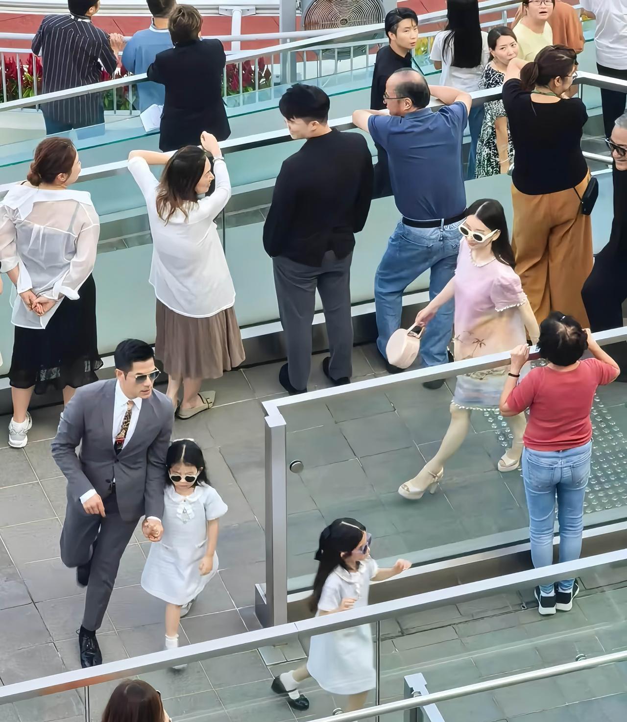 6月8日，郭富城携妻女再次现身沙田马场，方媛身穿浅粉色印花连衣裙，优雅大方有气质