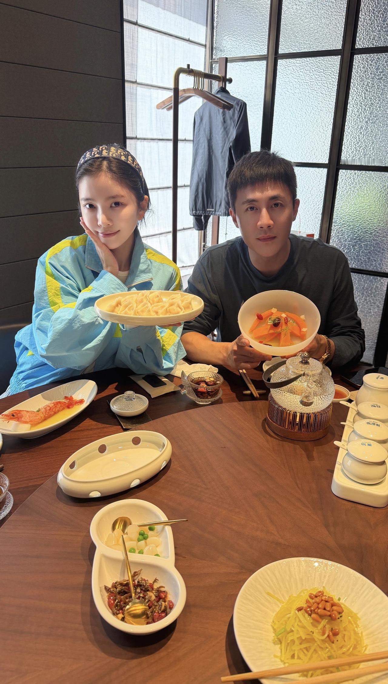 近期，杜淳晒和老婆王灿兮吃饭的合影，夫妻俩吃的好清淡，份量也不是很大的样子！