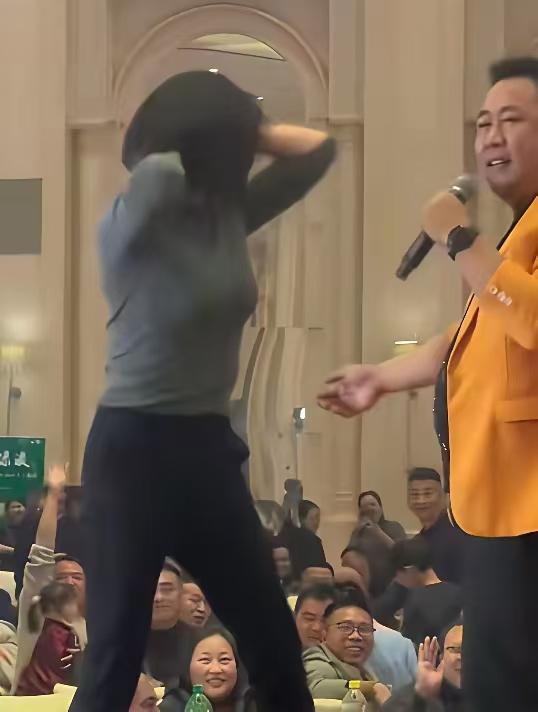 最近苏州年会上的小姐姐火了！火了就抓紧时间开播捞嘉年华，机不可失哟。自己老婆不能