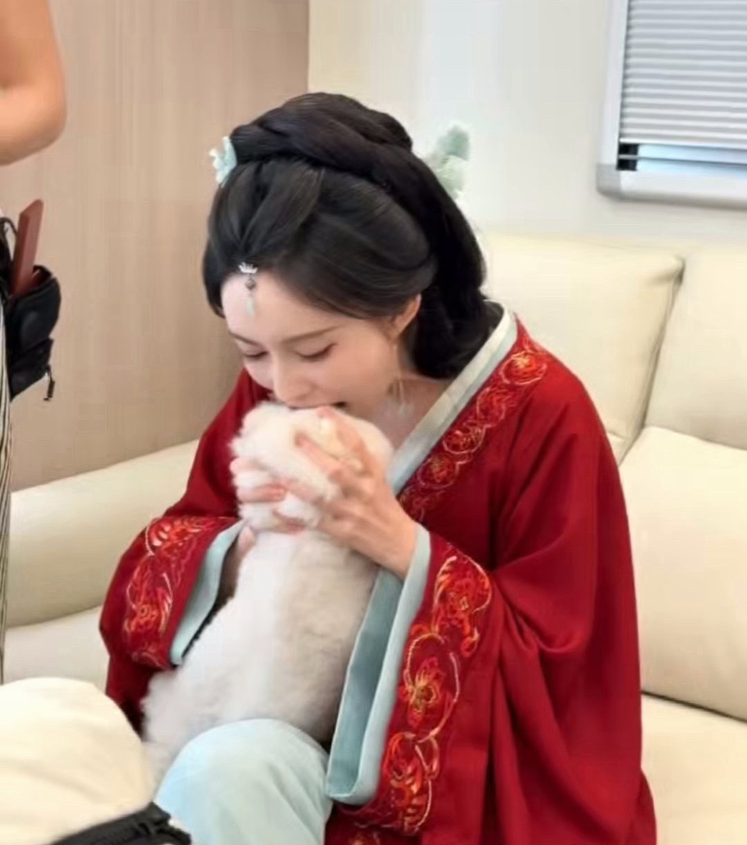 孟子义登基这段抱的幼子是巧克力巧克力也是出道了哈，出道即巅峰，演皇帝