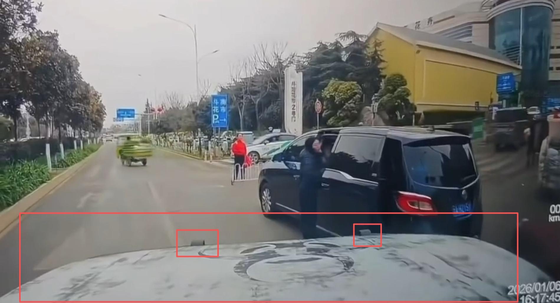 作不雅手势女子被撞倒为何无人同情首先是评论区把我给逗乐了。其次，从后车记录仪视