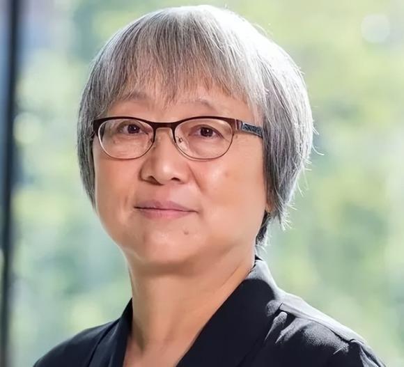 1977年上海“高考状元”袁钧瑛，曾以公费赴美留学，却拒不回国，甚至改换国籍，而