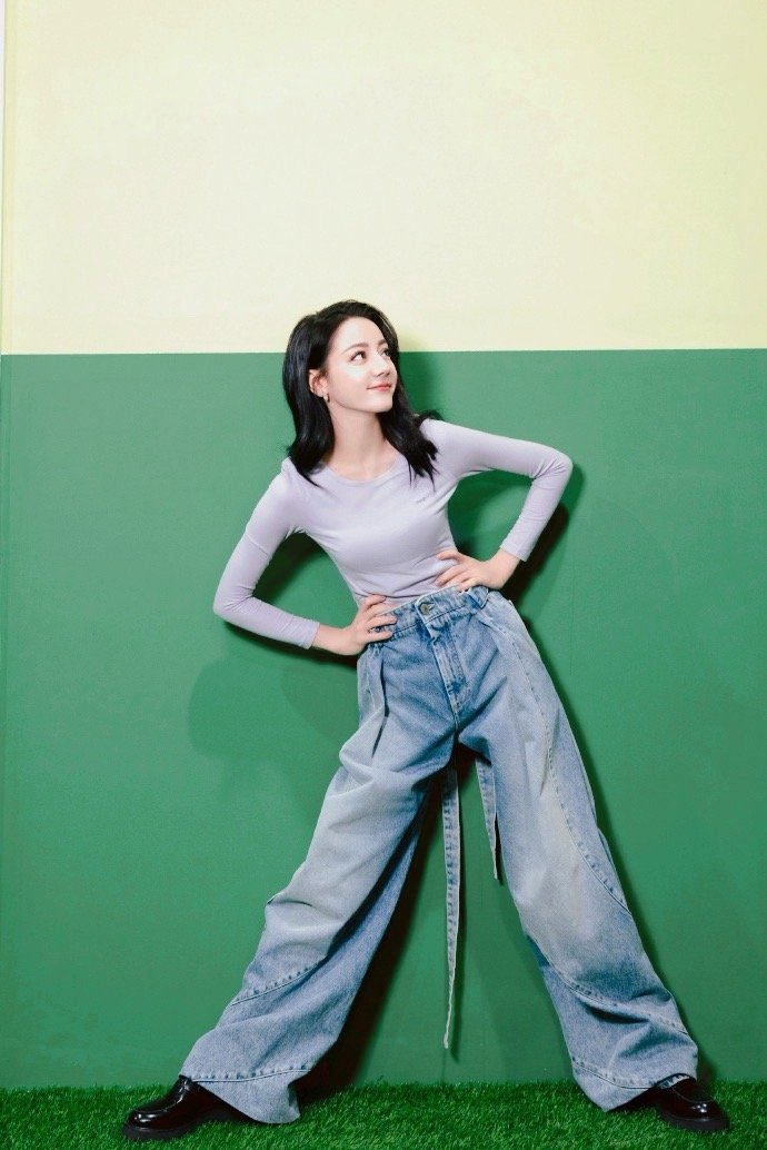 迪丽热巴，那双清澈眼眸折射星河，一缕微光点亮眉宇间的温柔。她的笑颜如春日暖阳，融