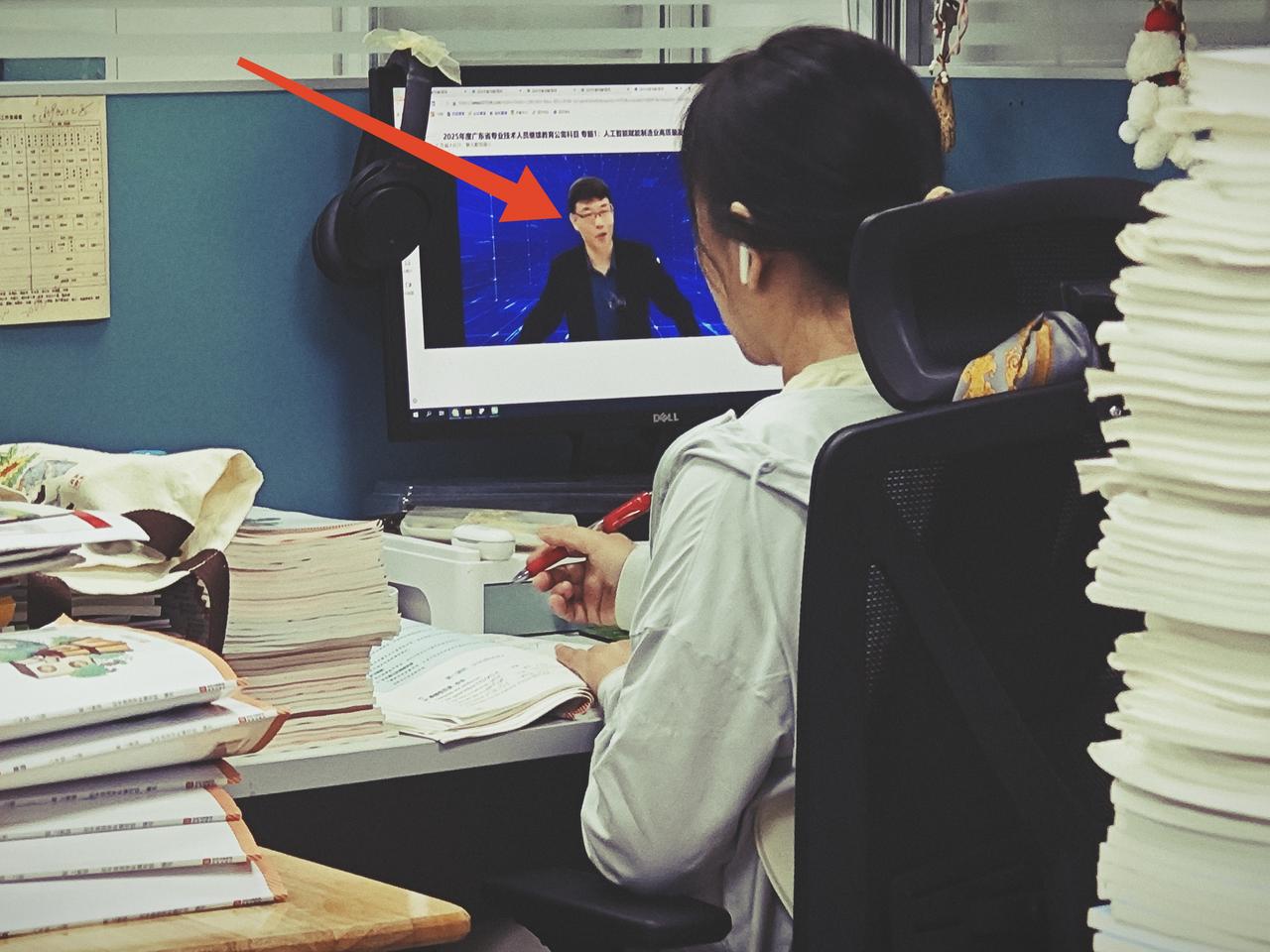 这是很多老师清晨走进办公室干的第一件事情，在备课改作业之前，先把继续教育网站打开