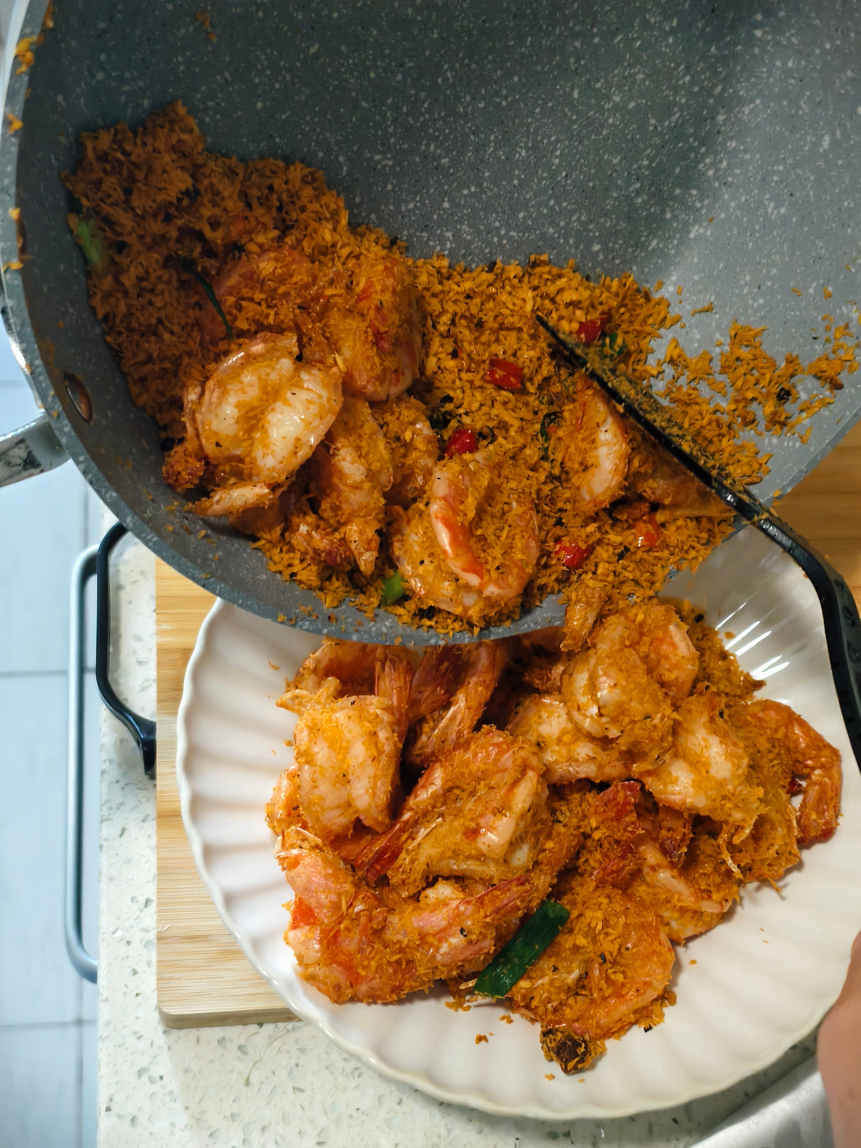 金大厨牌避风塘炒虾！🦐香昏了！有妈妈在太幸福了今天小卷长胖了吗卷妹的唠嗑