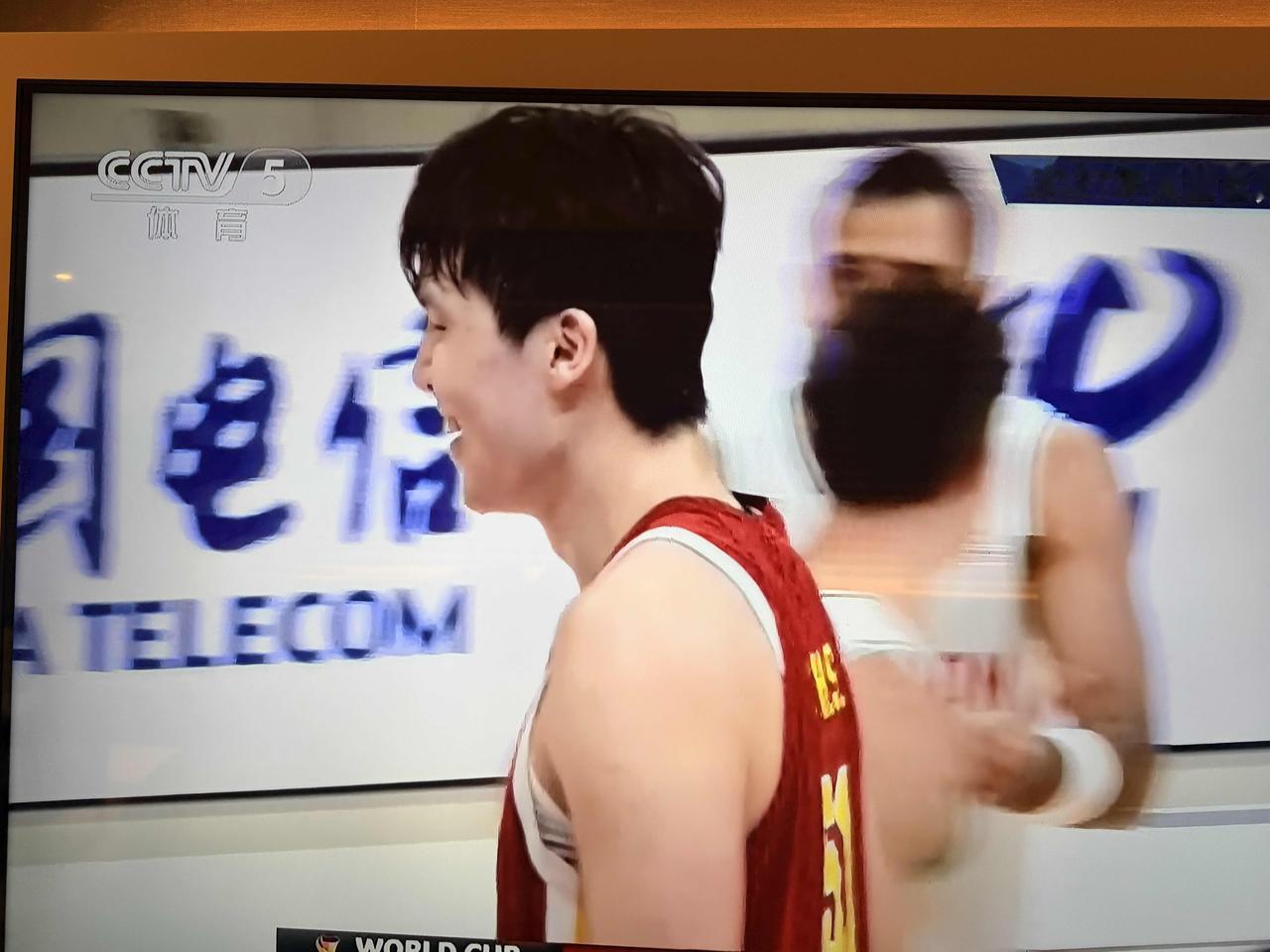 世预赛赛场，杨瀚森在篮下遭对手抱摔倒地，反倒露出了笑意。世预赛中国男篮对阵黎巴