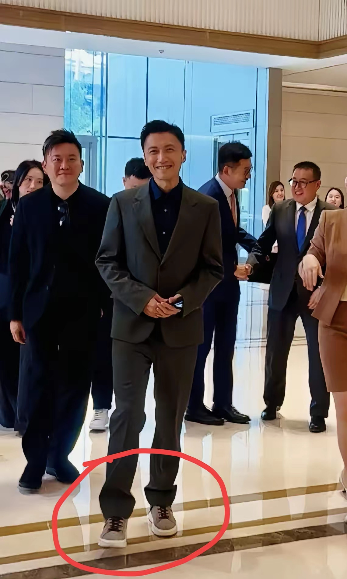 我能接受谢霆锋45岁的年纪，也早已习惯他和王菲相伴多年，唯独这次商务穿搭实在让人费解。七夕当天他现身