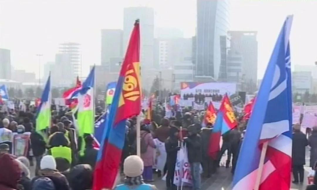 蒙古国爆发的动乱，大概率只是蒙古国崩溃的开始，要是他们再得不到外部援助，情况很可