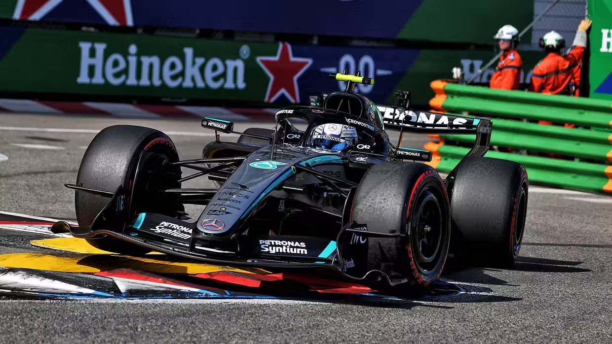 f1在周五的练习赛结束后，梅赛德斯距离最快圈速还差将近0.4秒。然而仅仅一天之