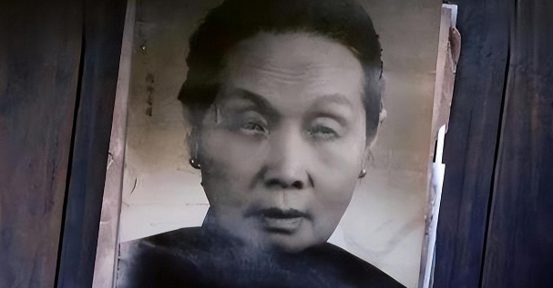 蒋介石认她做干姐姐，毛主席犹豫再三决定枪决70多岁的她，周总理为她求情，一手双枪