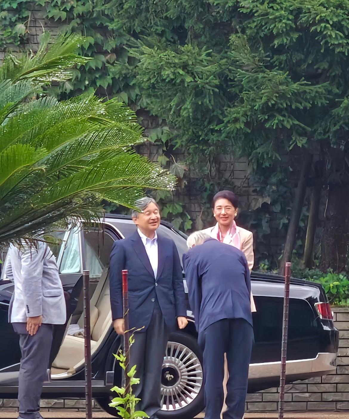 一打听才得知——日本天皇皇后要来视察！皇后比德仁天皇高挑许多，爱子公主并未一同