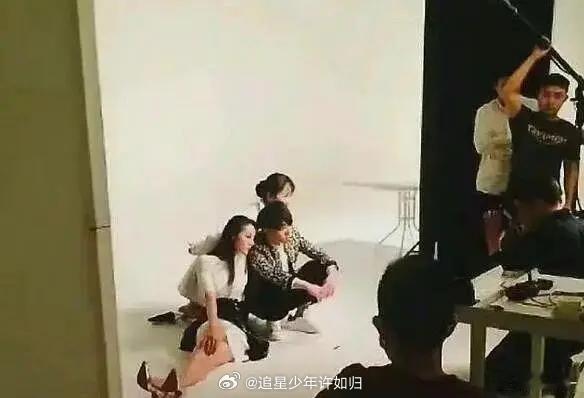 原来Vogue在15年的时候也做过90后主题大片，有迪丽热巴、华晨宇