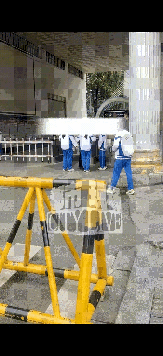 一个女学生被保安发现其口袋内有一包泡面，该女生恳请保安放过，但对方未同意。学生找