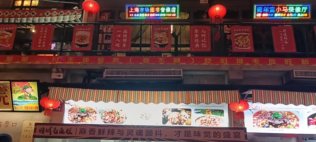 曾经花小半月工资买过的收藏品，现在都不敢看，一看全是泪。买的数量最多的，是邮票