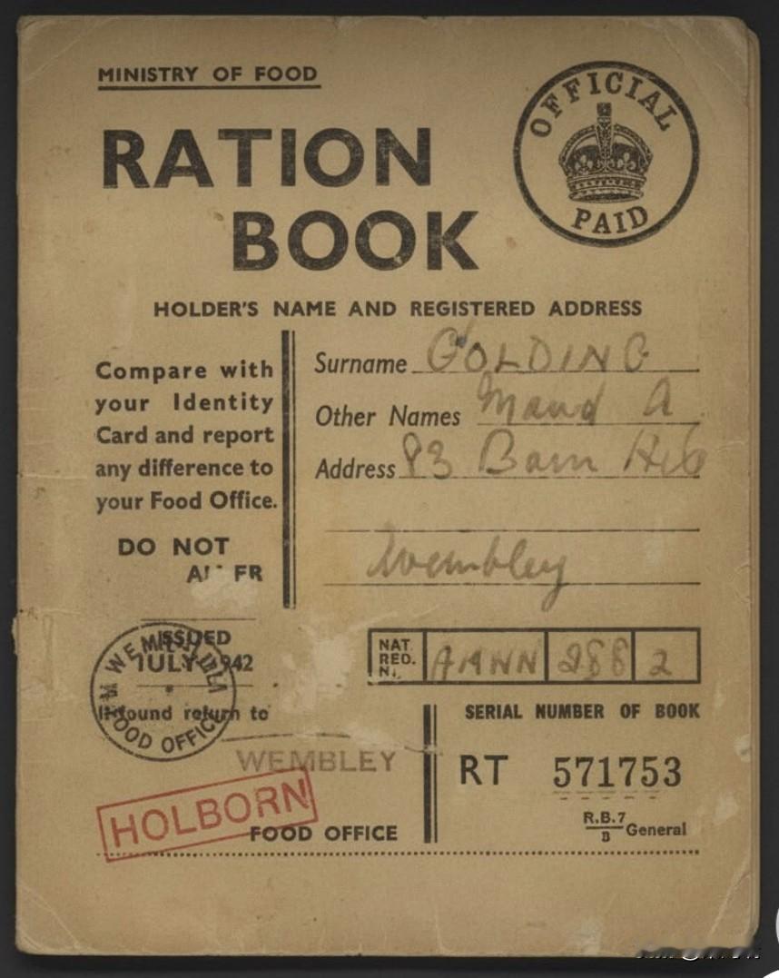 这是一本英国二战时期的食品配给券，由英国食品部于1942年7月发行。配给制是英国