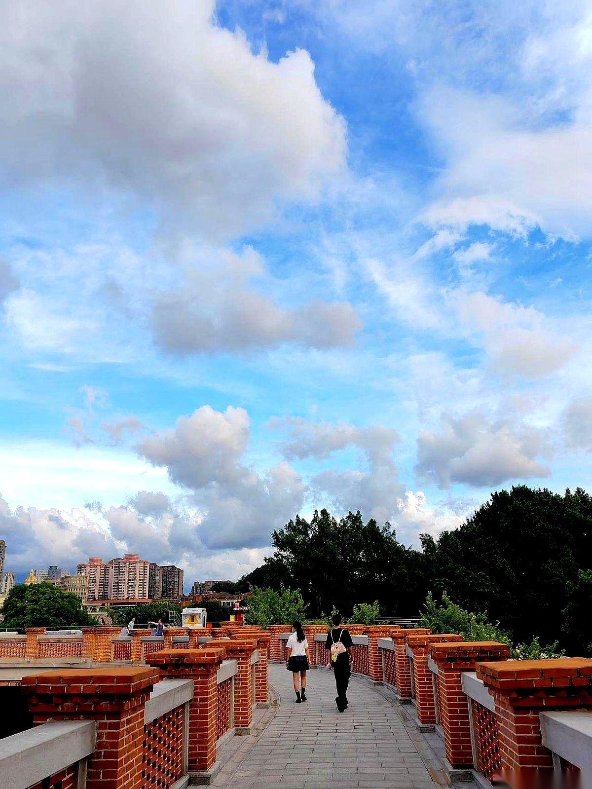 我跟你讲，现在放贷的这帮人，已经不盯着那些烂赌鬼和败家子了。他们的枪口，齐刷刷