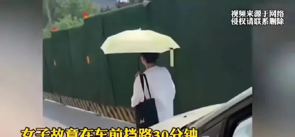 真是难以置信，一女子大摇大摆走在马路中间，被车滴了一下，就说是男子骚扰她，于是就