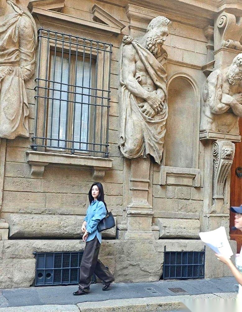 米兰街头，一张网友随手拍的生图，直接撕开了内娱那层“风情万种”的厚重滤镜。镜头里的人，是刚去参加时装