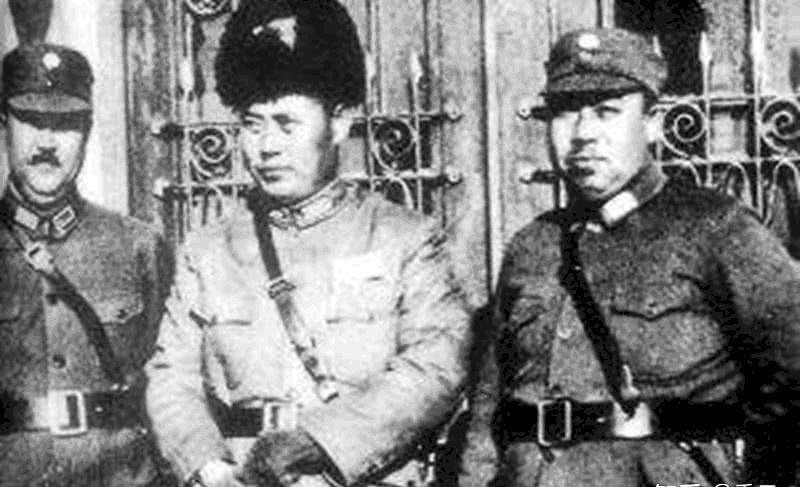 国民党从北平南撤时，保密局近一百人因为没有经费而无法坐飞机离开而陷入了慌张中，从