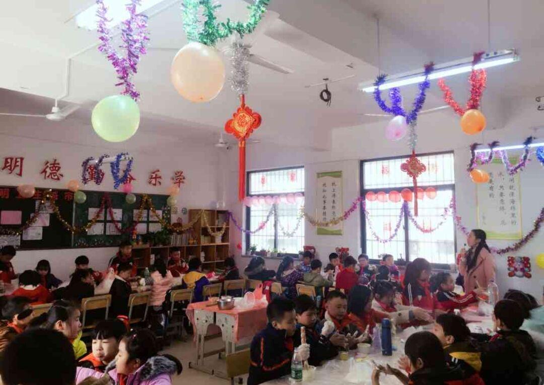 光谷三小309班家长课堂包饺子迎新年
