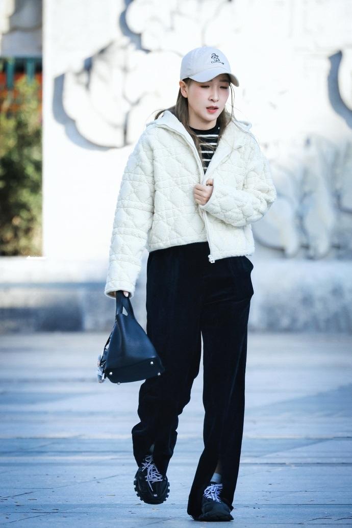 最近刘诗雯在外出的时候走经典的黑白搭配风格，看上去年轻又靓丽，气质超好。刘诗