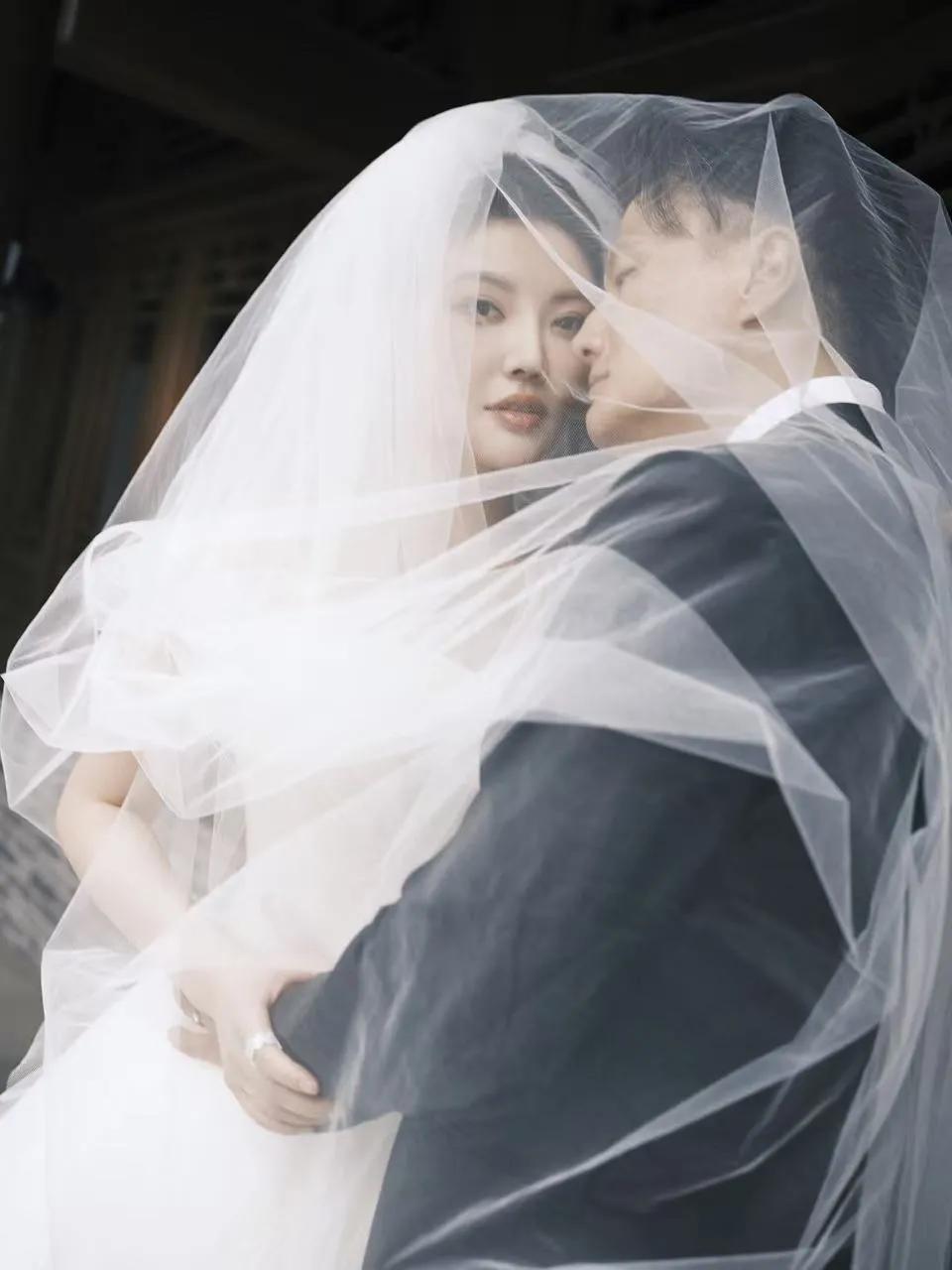 尹子维终于有名分了！徐冬冬尹子维年龄相差15岁，2018年在一起，2019年